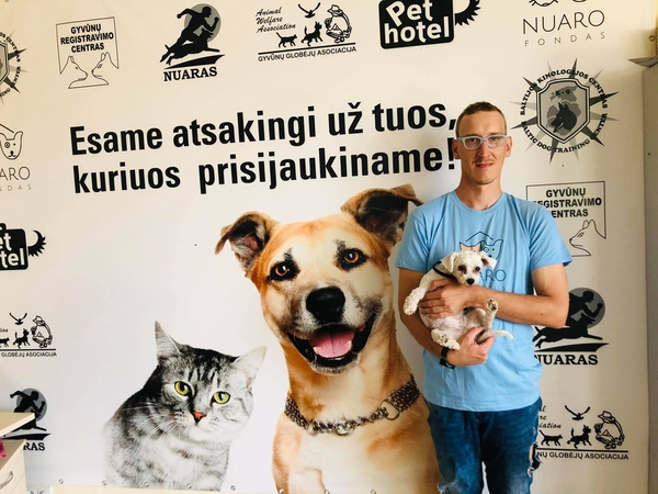 Virsmas: į netikėtą veiklą paniręs M.Jonušas-Minedas negaili kritikos atsakomybės stokojantiems žmonėms, kurie paima augintinį, o paskui išmeta jį kaip pabodusį žaislą. 