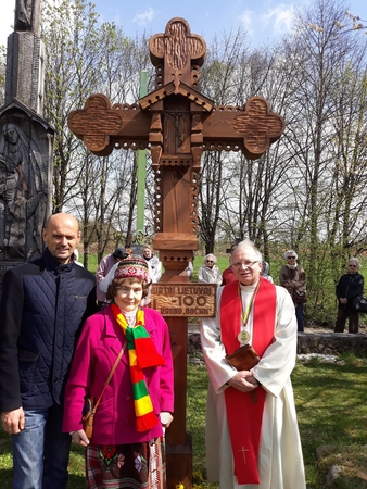 G. Labanauskas (kairėje), M. Garšvienė, kunigas R. Grigas džiaugėsi kryžių kalnelyje iškilusiu dar vienu kryžiumi.