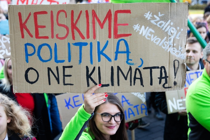 Paauglės iš Švedijos įkvėptas judėjimas – ir Vilniuje: susirinko keli šimtai žmonių