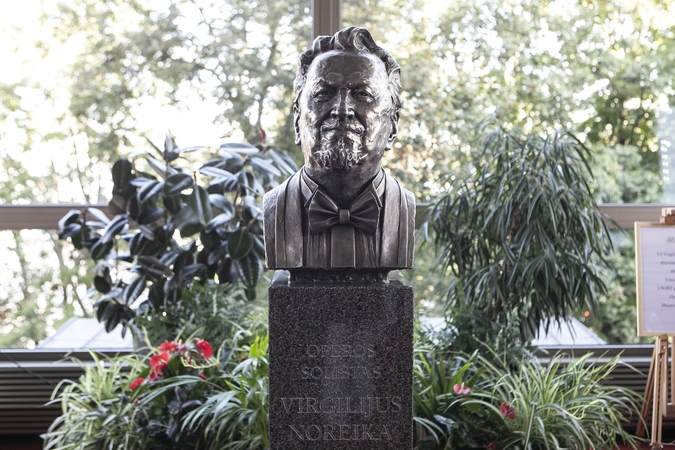 Operos ir baleto teatre atidengtas V. Noreikos memorialinis biustas
