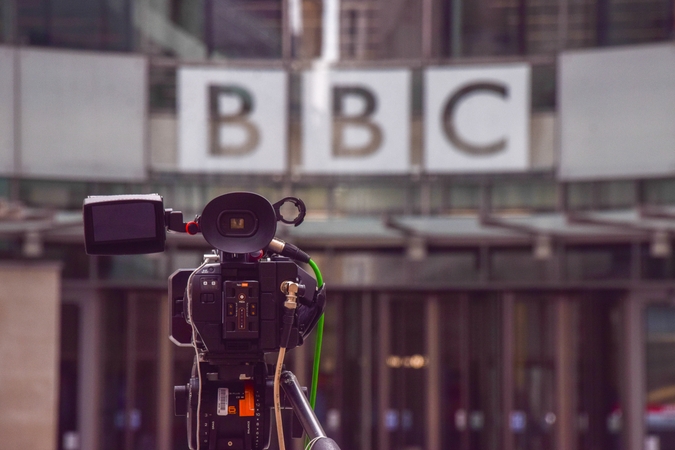 Dar vienas skandalas: BBC nušalino darbuotoją, tariamai mokėjusį už intymias nuotraukas paaugliui