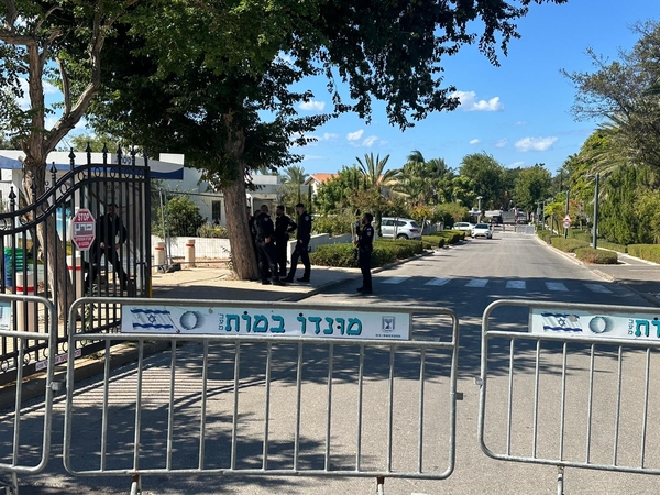 Netoli B. Netanyahu namų nukrito dvi signalinės raketos, įtariamieji sulaikyti