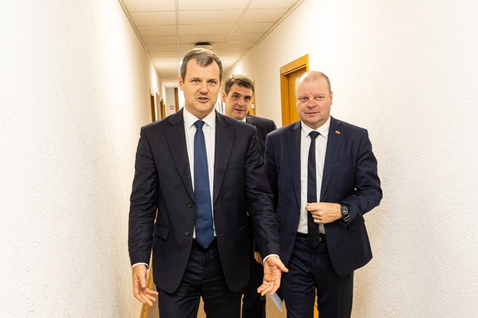 Gintautas Paluckas (kairėje), Remigijus Žemaitaitis (antrame plane), Saulius Skvernelis,