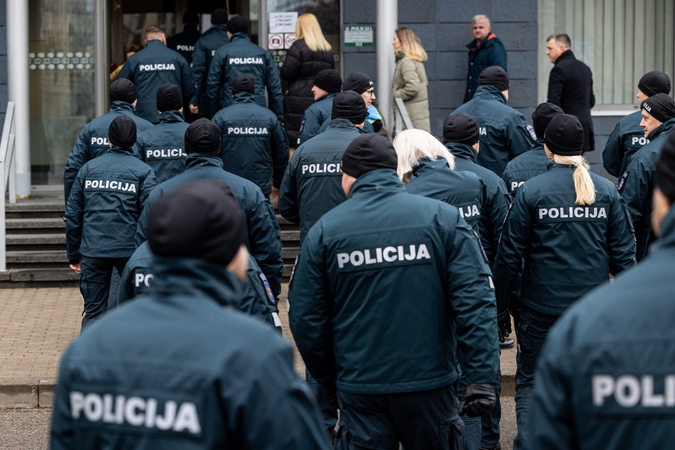 Neslepia: policijos pareigūnai  tapo barbėmis devyndarbėmis