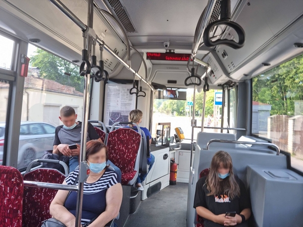 Nustebino kelionė autobusu: taisyklingai dėvinčių kaukes – vos vienas kitas