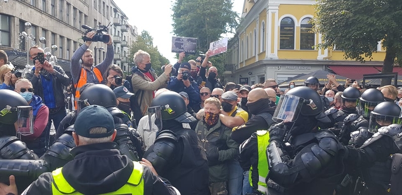 LGBT eisenos dalyviams grupė žmonių pastojo kelią, liejosi keiksmai