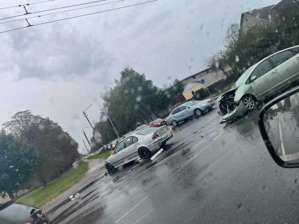 Eiguliuose susidūrė BMW ir „Toyota“: buvo iškviesti policijos pareigūnai