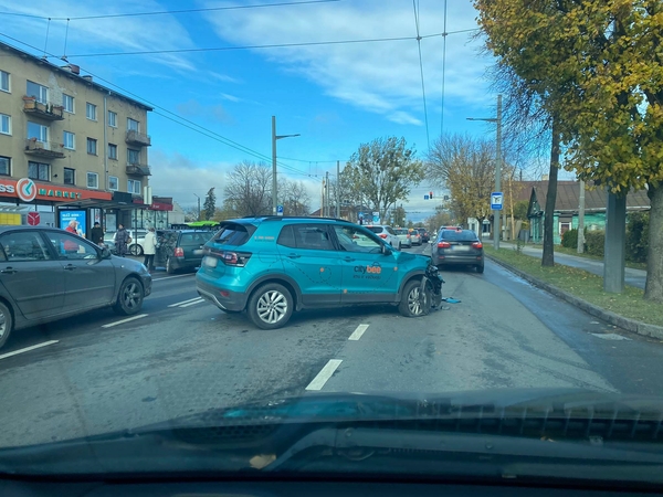 Kaune – avarija: iš įvykio vietos pasišalino „CityBee“ vairuotojas