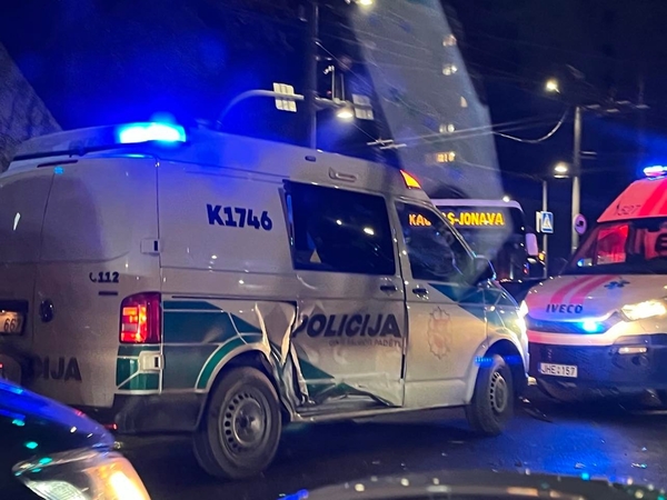 Judrioje Kauno sankryžoje – avarija: policijos pareigūnas išvežtas į ligoninę