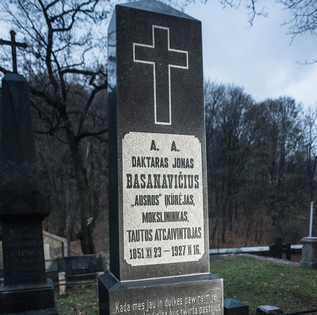 Dėl išniekinto patriarcho J. Basanavičiaus kapo policija pradėjo tyrimą