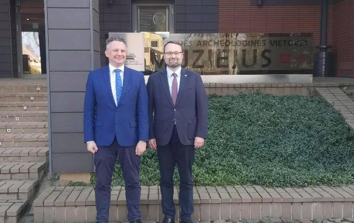 Ramojus Kraujelis (kairėje) ir ministras Mindaugas Kvietkauskas