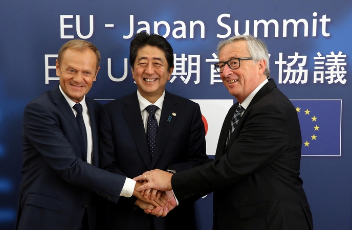 Shinzo Abe (viduryje) Jeanas Claude Junckeris (dešinėje)