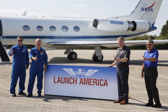 NASA astronautai ruošiasi pirmajam skrydžiui „SpaceX“ erdvėlaiviu