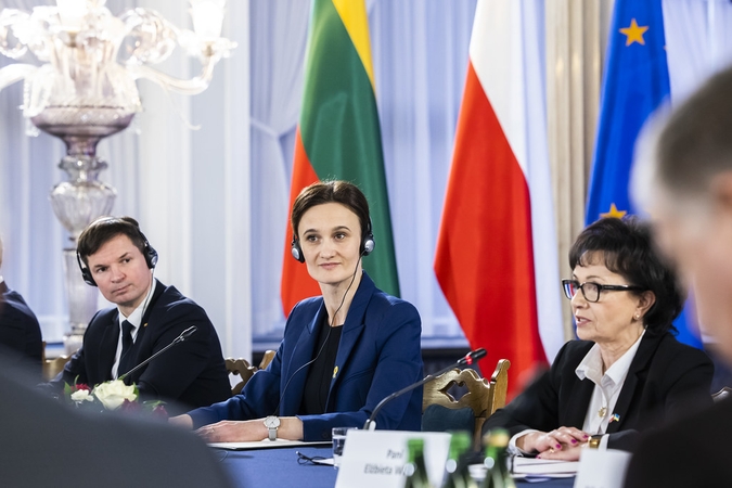 Viktorija Čmilytė-Nielsen (viduryje)