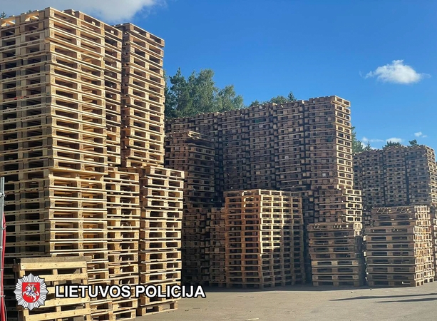 Vilniaus policija aptiko, įtariama, suklastotų euro padėklų
