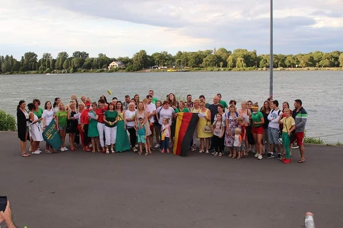 Įžiebė diskusiją: kodėl giedojo „Tautišką giesmę“, o laikė Vokietijos vėliavą?