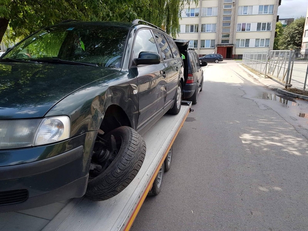 Pamatę apgadintą automobilį ryžosi prašyti pagalbos: vairuotojas galėjo būti girtas