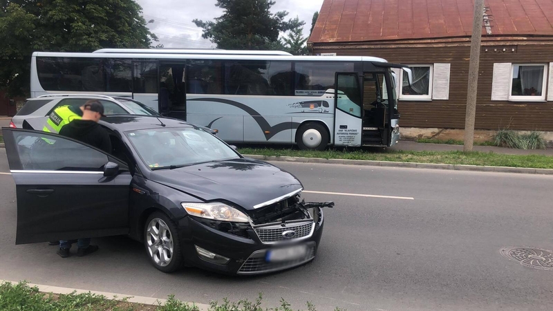 Vilijampolėje – lengvojo automobilio ir autobuso avarija