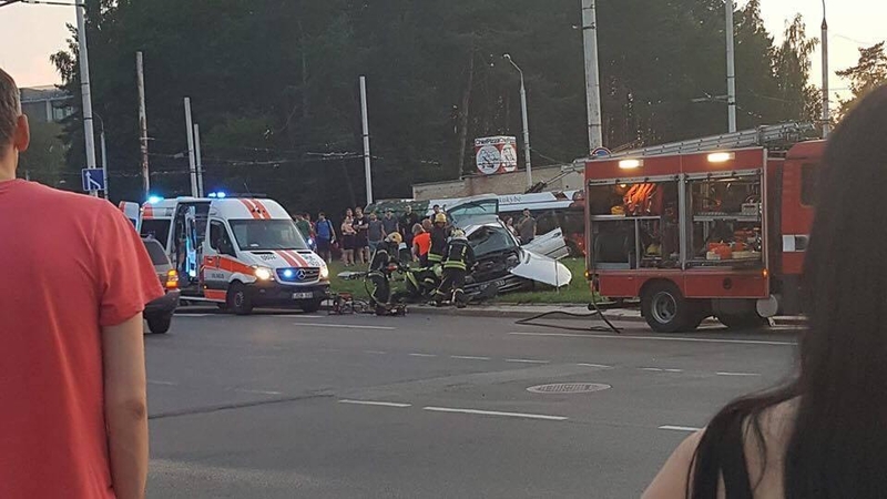Saulėtekyje BMW trenkėsi į stulpą, keleivį vadavo ugniagesiai