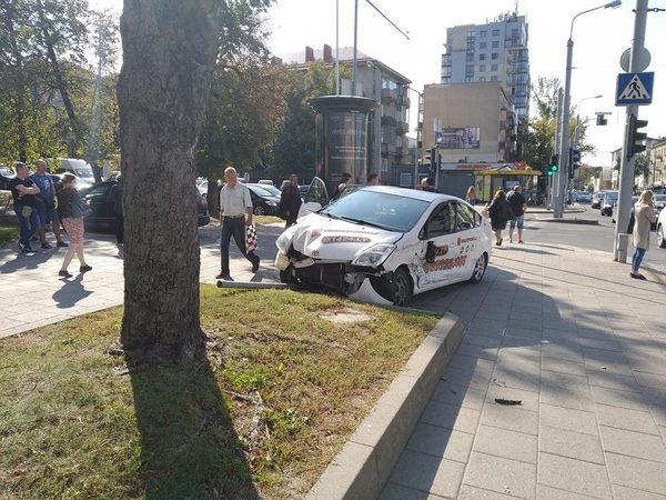 Vilniuje – pavežėjo avarija, į ligoninę išvežti du suaugusieji ir nepilnametė