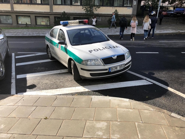 Kaunietis apie policijos automobilių statymo ypatumus: kaip nori, taip ir numeta