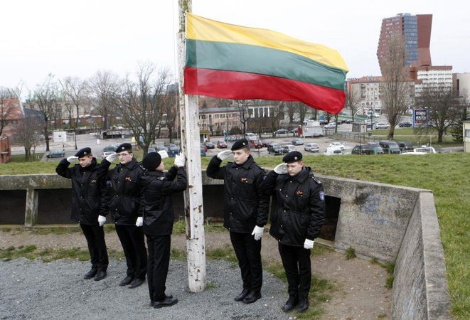 Šventinę vėliavą kėlė jūrų kadetai