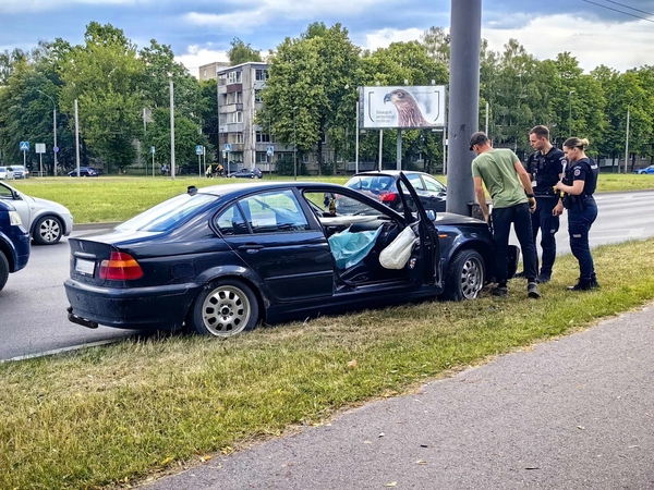 Žiedinėje sankryžoje BMW atsitrenkė į stulpą: vairuotojas teigė, kad bandė išvengti avarijos