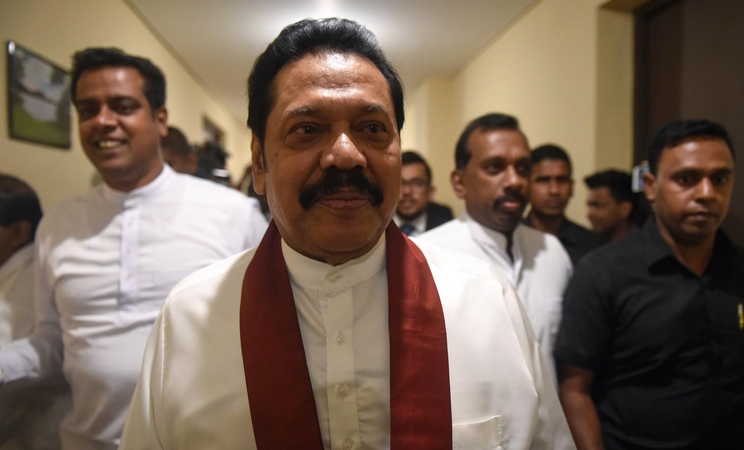 Mahinda Rajapakse (centre)