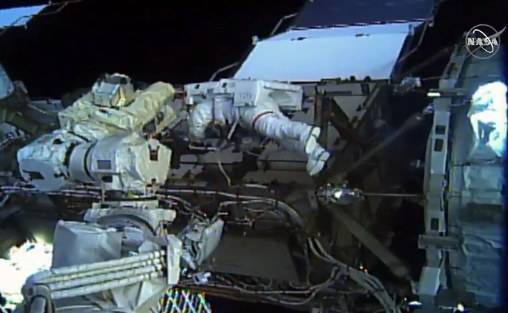 Pirmą kartą istorijoje į atvirą kosmosą išėjo dvi astronautės
