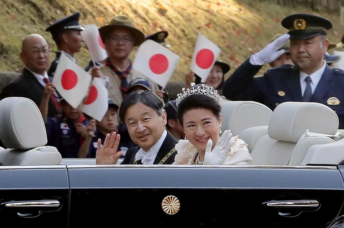 Per retą paradą Japonijoje džiūgaujanti minia sveikino naująjį imperatorių