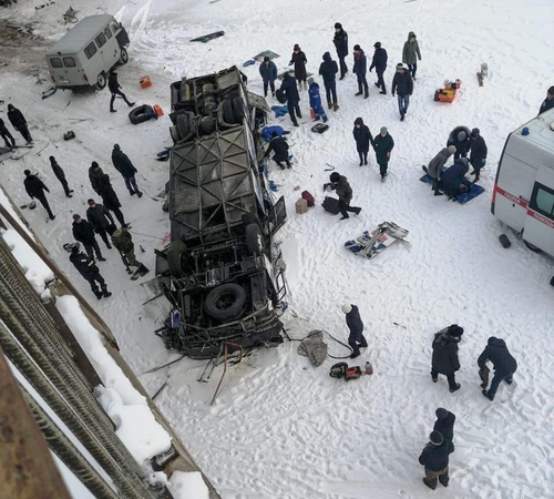 Sibire nuo tilto nulėkus autobusui žuvo mažiausiai 19 žmonių