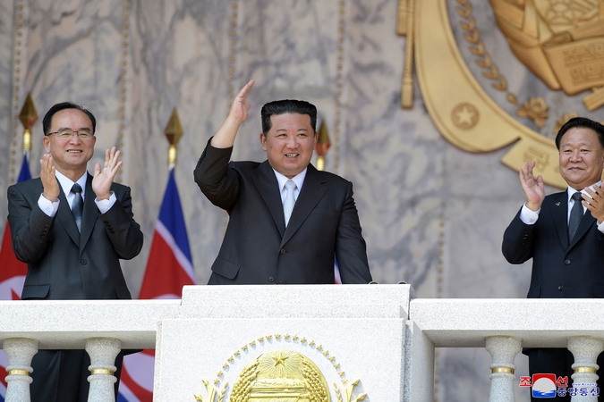 Kim Jong Unas (viduryje)