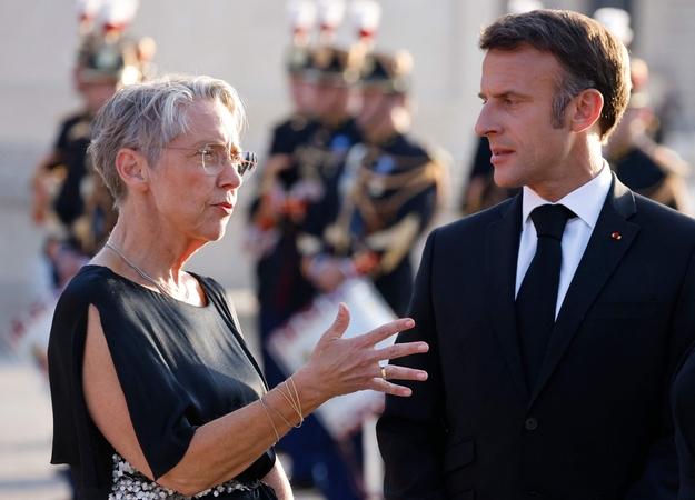 E. Macronas po pensijų krizės ir riaušių premjerę palieka poste: atkūrė ramybę?