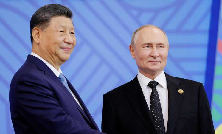 Xi Jinpingas (kairėje) ir Vladimiras Putinas.
