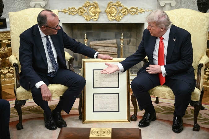 Friedrichas Merzas (kairėje) ir Donaldas Trumpas