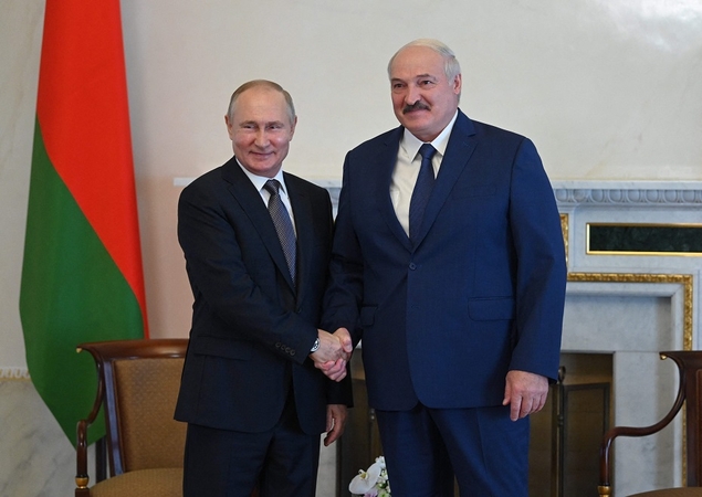 Vladimiras Putinas (kairėje) ir Aliaksandras Lukašenka