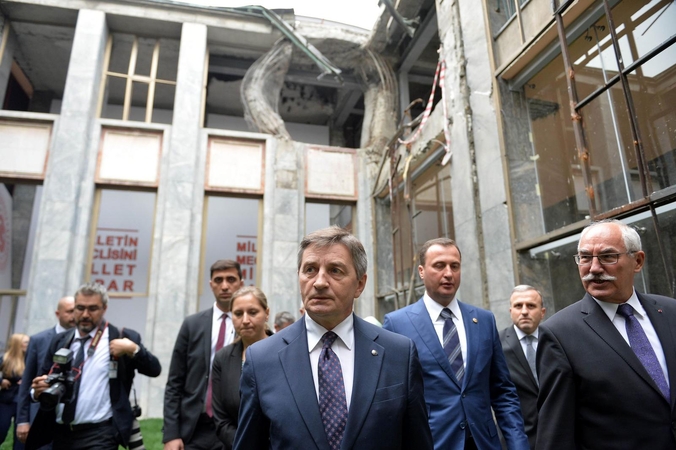 Marekas Kuchcinskis (viduryje)