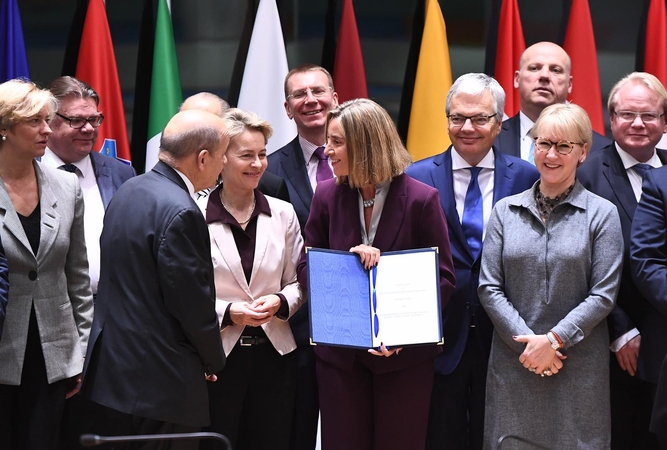 ES žengia svarbų žingsnį stiprindama bendradarbiavimą gynybos srityje