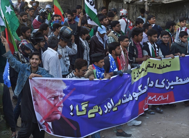 Apklausa: didžioji dalis palestiniečių prieštarauja D. Trumpo sprendimui