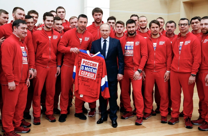 Vladimiras Putinas (viduryje)