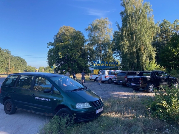 Santaros klinikos Ukrainos kariams perdavė tris automobilius