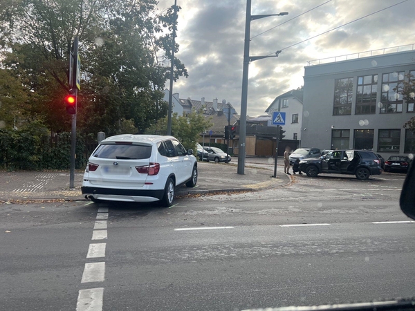 Kaune – avarija: BMW atsidūrė ant šaligatvio, vairuotojas išvežtas į gydymo įstaigą