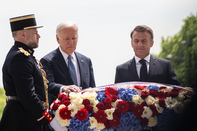 Joe Bidenas (kairėje) ir Emmanuelis Macronas