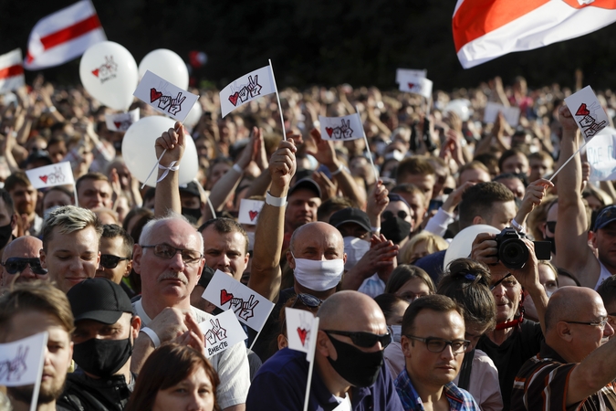 Tūkstančiai žmonių susirinko į demonstraciją Minske palaikyti opozicijos kandidatę