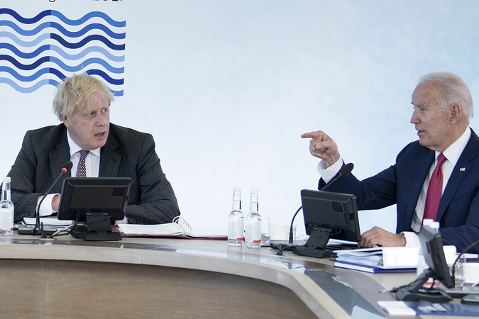 Borisas Johnsonas (kairėje) ir Joe Bidenas