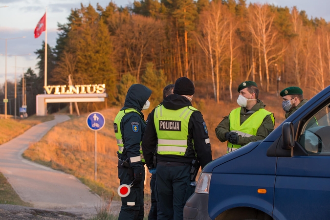 Lietuvoje apribotas žmonių judėjimas, policija įrengė 300 postų