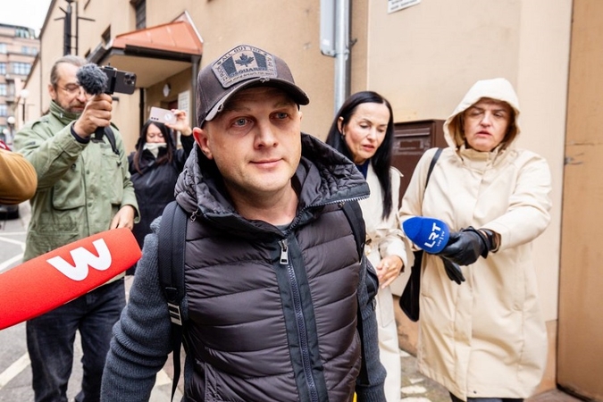 D. Dargis paleidžiamas į laisvę, turės dėvėti apykoję
