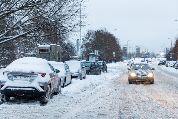 Perspėja: šalies keliuose eismo sąlygos dėl snygio, pustymo išlieka sudėtingos