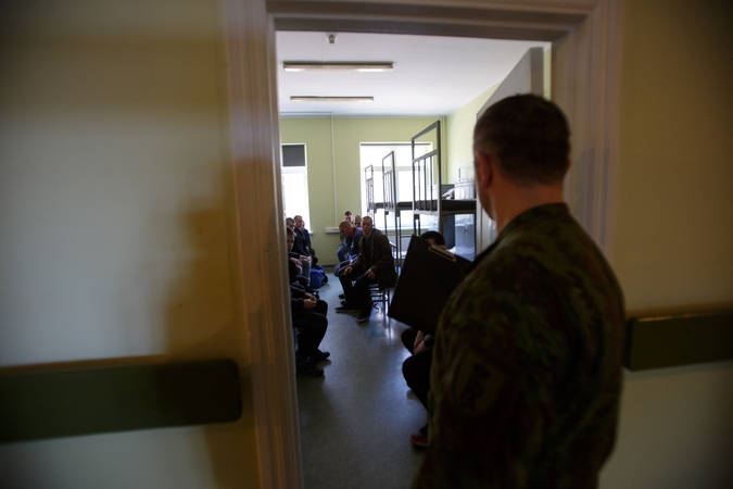 Apklausa: septyni iš dešimties lietuvių neplanuoja aktyviai prisidėti prie šalies gynybos