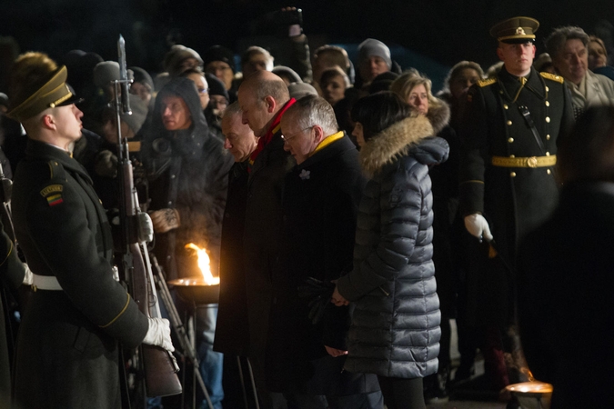 Virš tūkstančio žmonių Laisvės gynėjų dieną minėjo prie Seimo
